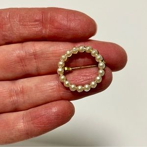 Sweet little vintage faux pearl circle pin.  3/4”.